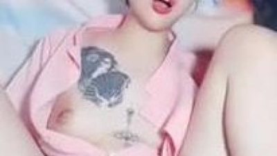 em gái xăm trổ thủ dâm cụce nứng