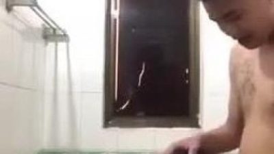 Đôi trẻ làm tình cảm trong nhà tắm